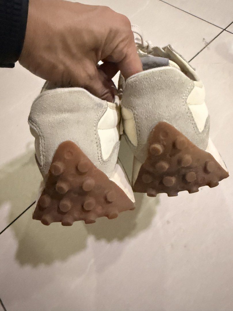 New Balance 327 “moonbeam/shadow grey” (Category: Sneakers) located in Quezon City. Submitted by carlutot (Listing ID 1453757396, Image 3). Description: New Balance 327 “moonbeam/shadow grey” Size: 9US Issue: needs cleaning.