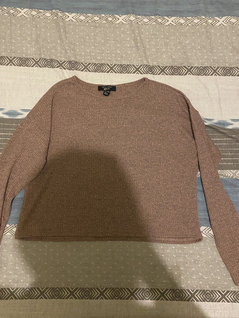 New Look 915 Generation Ribbed Cropped Top (Category: Sleeveless) located in Tanauan. Submitted by rie098 (Listing ID 1453734576, Image 3). Description: - Mauve ribbed cropped top - Long sleeves - Brand: New Look - Made in Myanmar - Ideal for casual wear - Pairs well with jeans or skirts - Comfortable material.