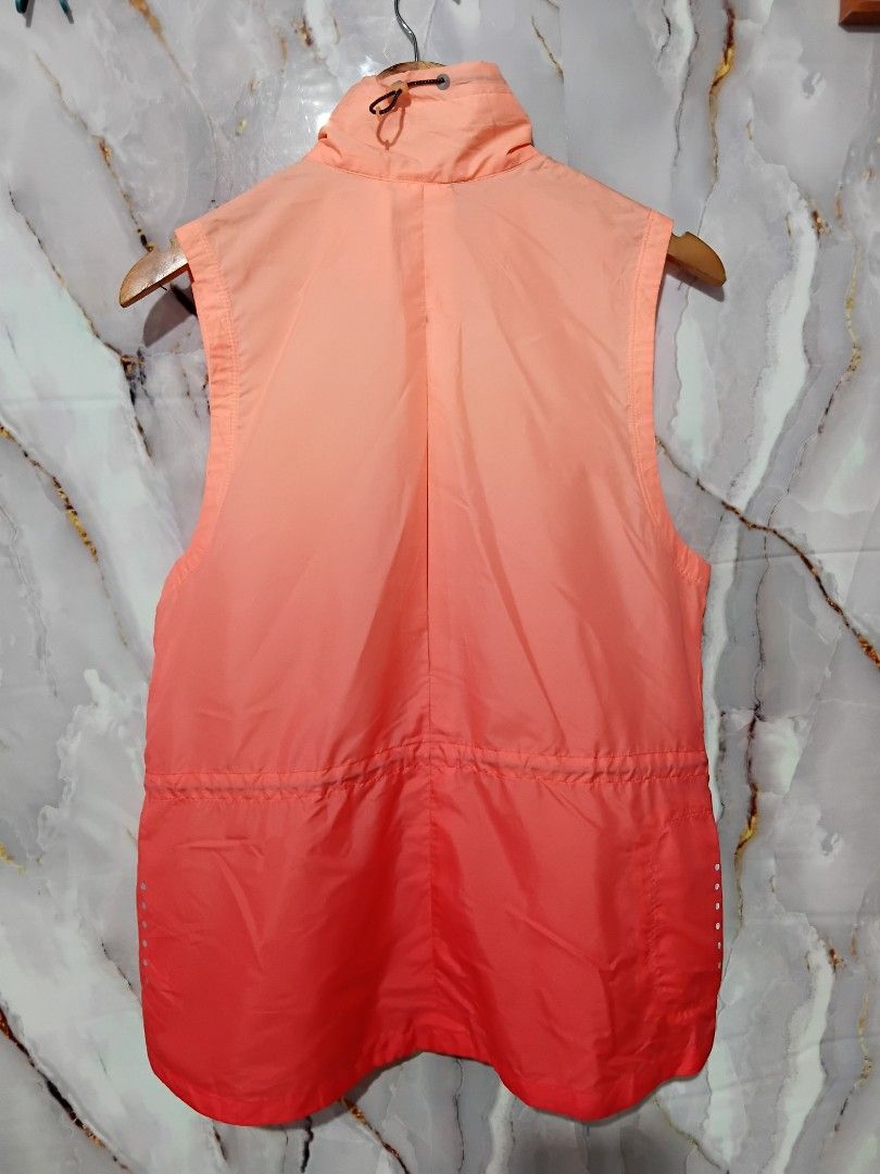 NIKE GRADIENT DRI FIT WOMENS RUNNING VEST (Category: Sleeveless) located in General Mariano Alvarez. Submitted by adonid (Listing ID 1453696666, Image 2). Description: ORIGINAL NIKE GRADIENT DRI FIT WOMENS RUNNING VEST GOOD CONDITION NORMAL SIGN OF USAGE ONLY. W42 L27.