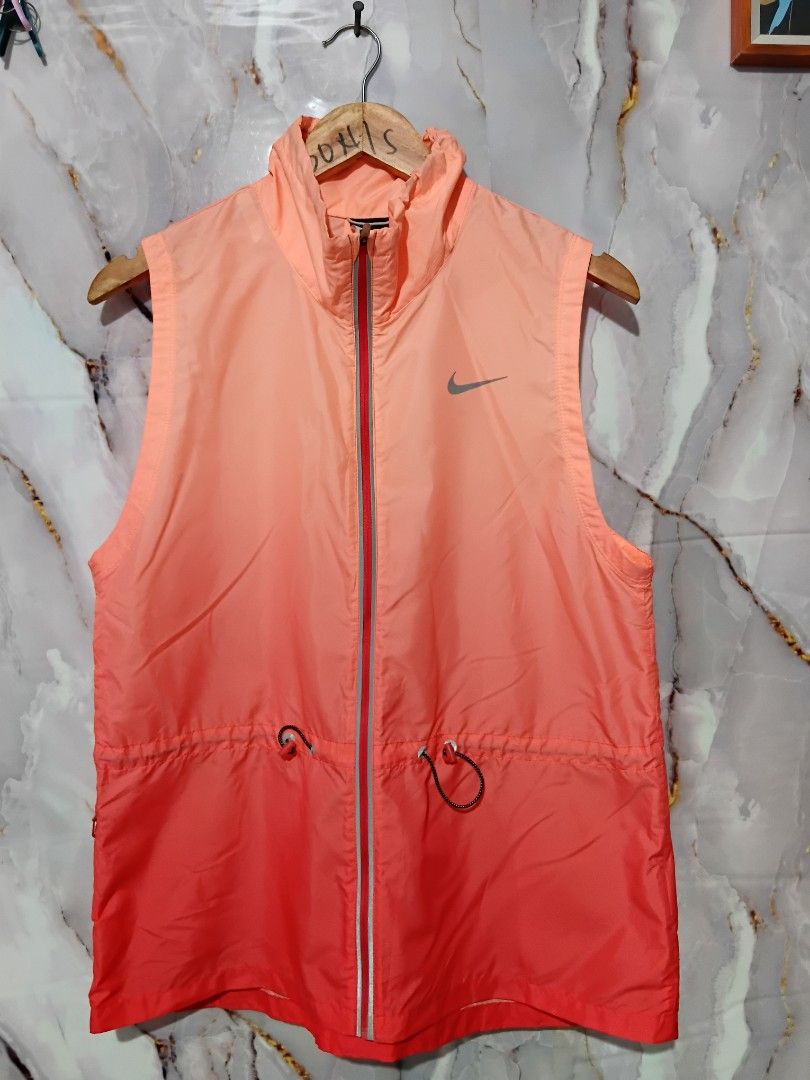 NIKE GRADIENT DRI FIT WOMENS RUNNING VEST (Category: Sleeveless) located in General Mariano Alvarez. Submitted by adonid (Listing ID 1453696666, Image 1). Description: ORIGINAL NIKE GRADIENT DRI FIT WOMENS RUNNING VEST GOOD CONDITION NORMAL SIGN OF USAGE ONLY. W42 L27.