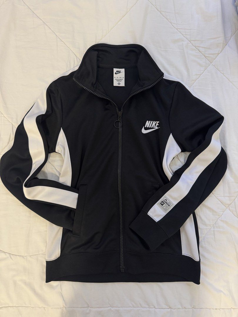 Nike Sportswear Jacket (Category: Coats, Jackets and Outerwear) located in Butuan. Submitted by notcwp (Listing ID 1347608709, Image 1). Description: original nike jacket bought this at sale price for ₱4,096 original price is $120 .