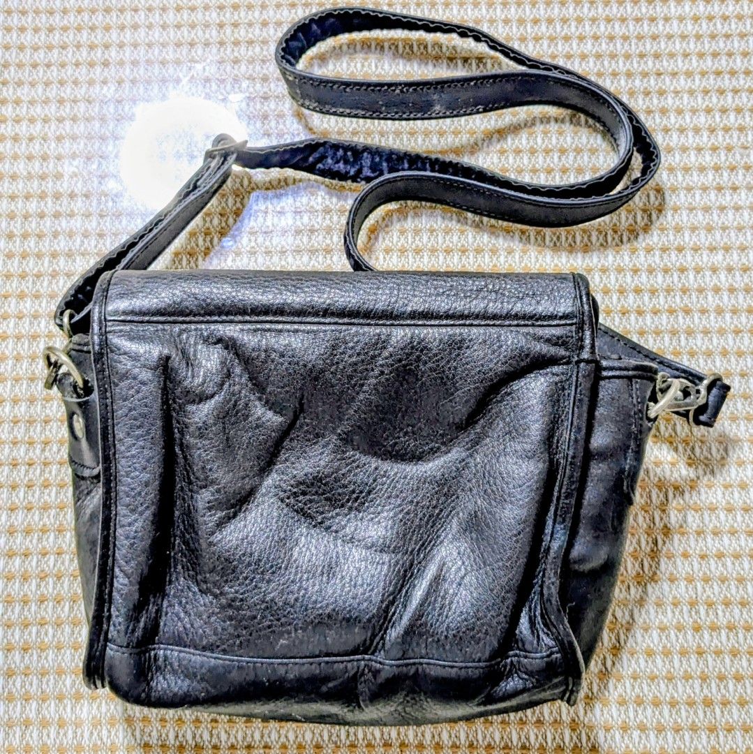 Panasonic Leather Camera Bag (Category: Camera Bags & Carriers) located in Cabuyao City. Submitted by aveunalli (Listing ID 1453633724, Image 2). Description: Panasonic Leather Camera Bag Preloved condition 249 + shipping fee NOTE: Products are not professionally authenticated and named based on seen tags. Buy at your own risk. tags: hermes coach charles&keith c&k chanel vintage luxury brand preloved ukay bag mini kelly shoulder crossbody hand ba