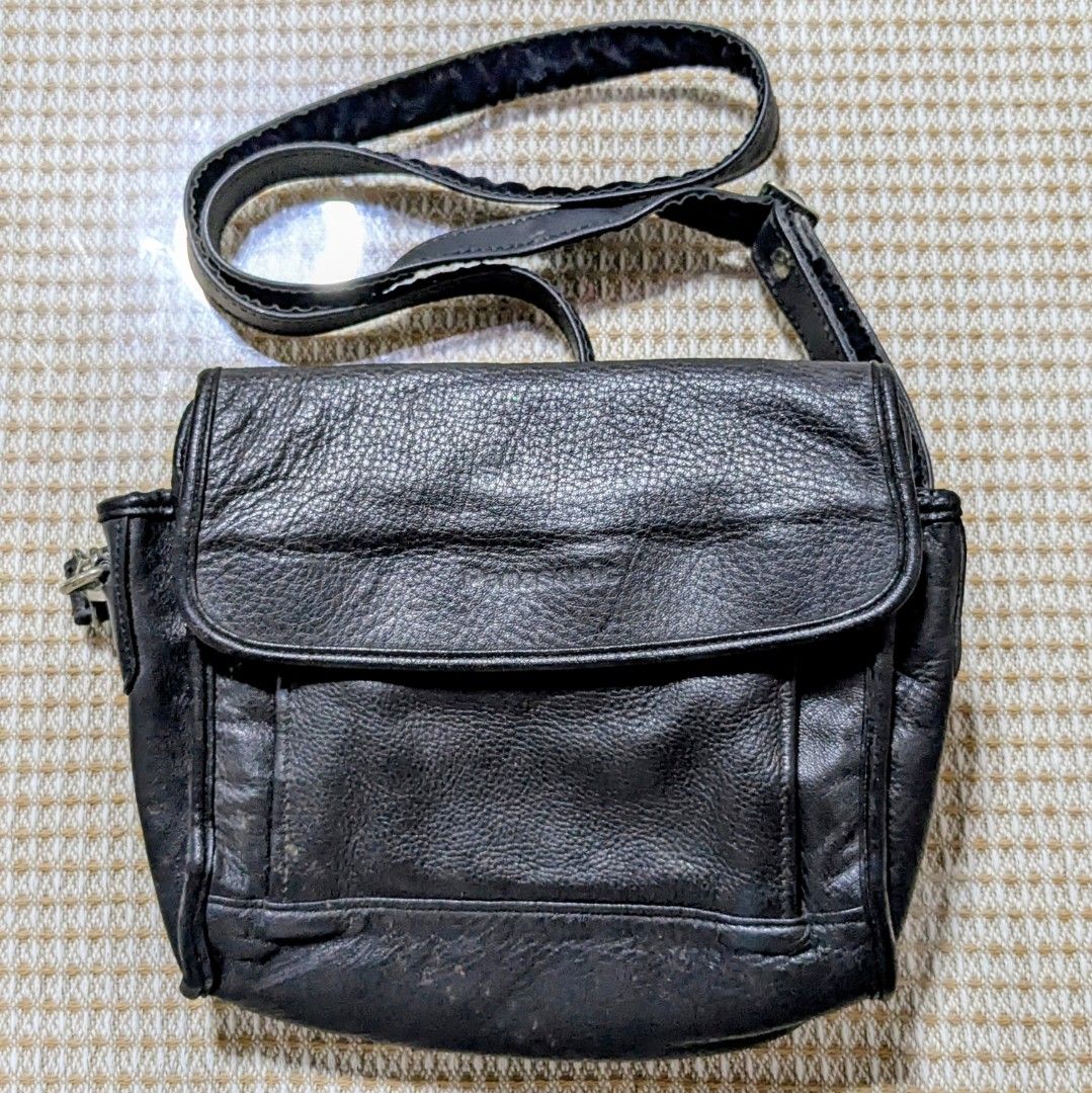 Panasonic Leather Camera Bag (Category: Camera Bags & Carriers) located in Cabuyao City. Submitted by aveunalli (Listing ID 1453633724, Image 1). Description: Panasonic Leather Camera Bag Preloved condition 249 + shipping fee NOTE: Products are not professionally authenticated and named based on seen tags. Buy at your own risk. tags: hermes coach charles&keith c&k chanel vintage luxury brand preloved ukay bag mini kelly shoulder crossbody hand ba