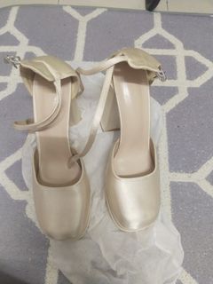(Category: ) located in . Submitted by munana.closet (Listing ID 1453731414, Image 1). Description: .