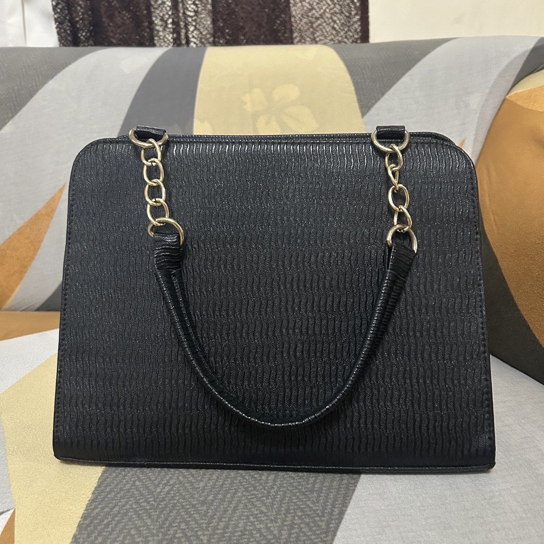 Preloved | Belladonna Black Bag (Category: Shoulder Bags) located in Caloocan City. Submitted by trisdeclutters (Listing ID 1453672153, Image 3). Description: Last price already Barely used Only issue: see last pic No other inclusions (bag only; no dustbag, box, etc.) Rfs: Hindi nagagamit ‼️no reservations, exchange, cancellation, return, refund‼️.