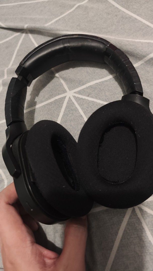 Razer Barracuda wireless gaming headset (Category: Headphones & Headsets) located in Manila. Submitted by jayden_18 (Listing ID 1453729000, Image 2). Description: Razer Barracuda basag na yung sa headband at sira na yung ear pads.. pero all goods ang connection, battery, dongle.. mga parts lng ang may mga sira.. gumagana at maayos pa 100% wala na din yung box. .