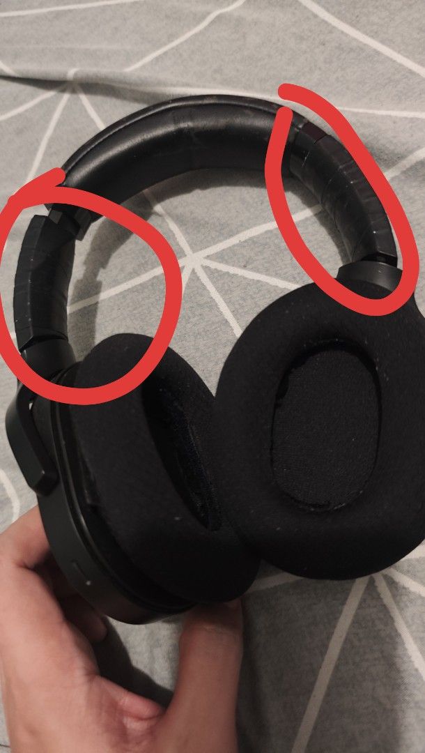 Razer Barracuda wireless gaming headset (Category: Headphones & Headsets) located in Manila. Submitted by jayden_18 (Listing ID 1453729000, Image 3). Description: Razer Barracuda basag na yung sa headband at sira na yung ear pads.. pero all goods ang connection, battery, dongle.. mga parts lng ang may mga sira.. gumagana at maayos pa 100% wala na din yung box. .