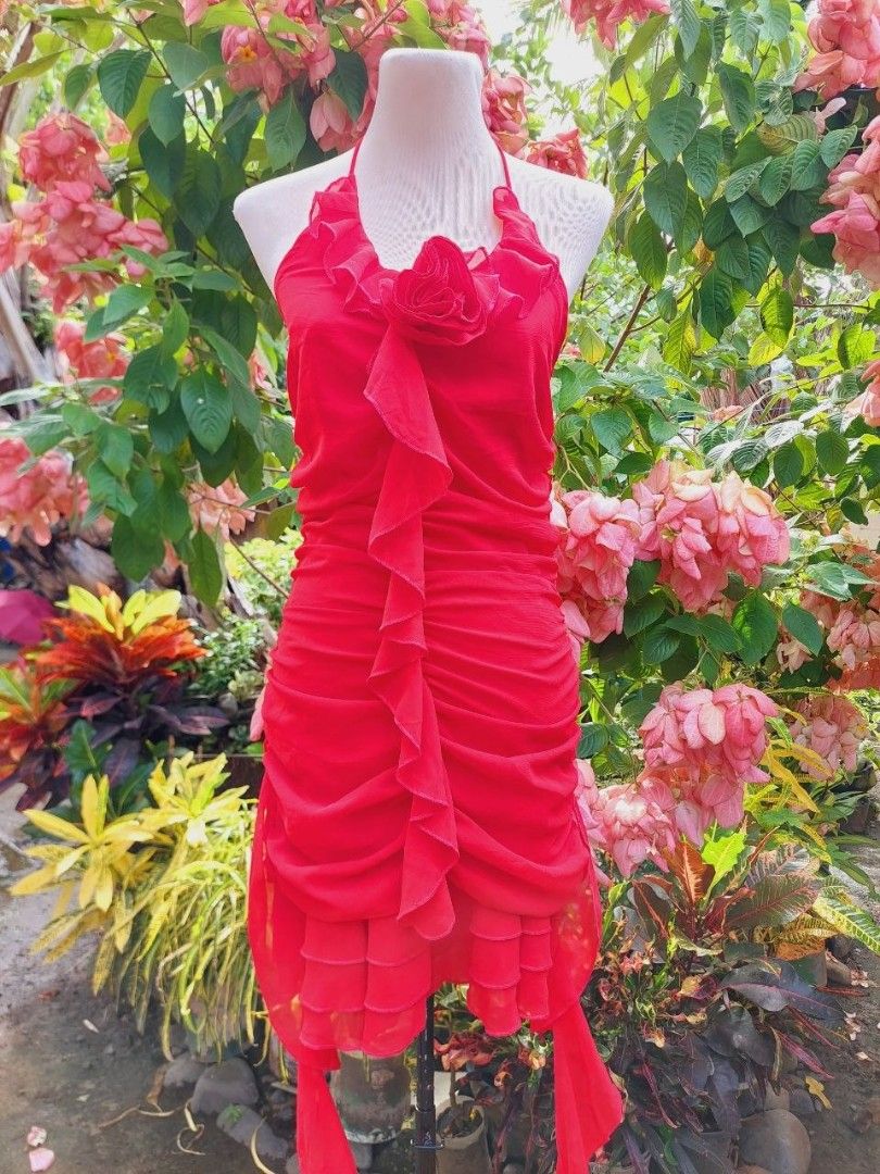 red halter mini dress (Category: Dresses) located in Echague. Submitted by ribbitpicks (Listing ID 1453774493, Image 2). Description: flaw on the last slide.
