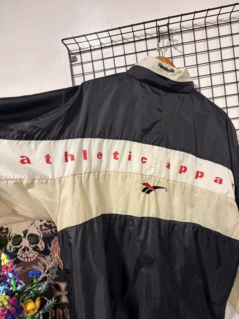 Reebok Jacket (Category: Coats, Jackets and Outerwear) located in Kota Bharu. Submitted by dfstoremy (Listing ID 1453739331, Image 3). Description: XL (25/30) Condition 9/10.