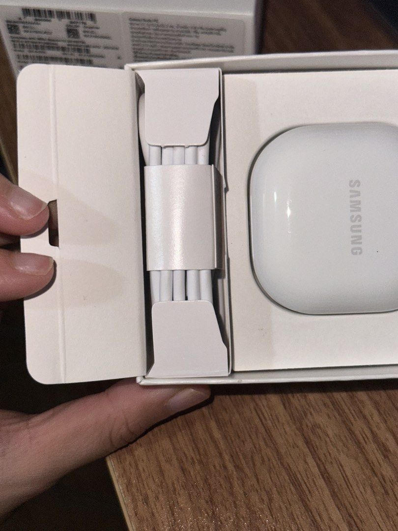 Samsung Galaxy Buds FE (Category: Earphones) located in Quezon City. Submitted by spicysagi (Listing ID 1453738772, Image 2). Description: used 3x only good as new with box and wire (never used) no issues RFS: barely used.