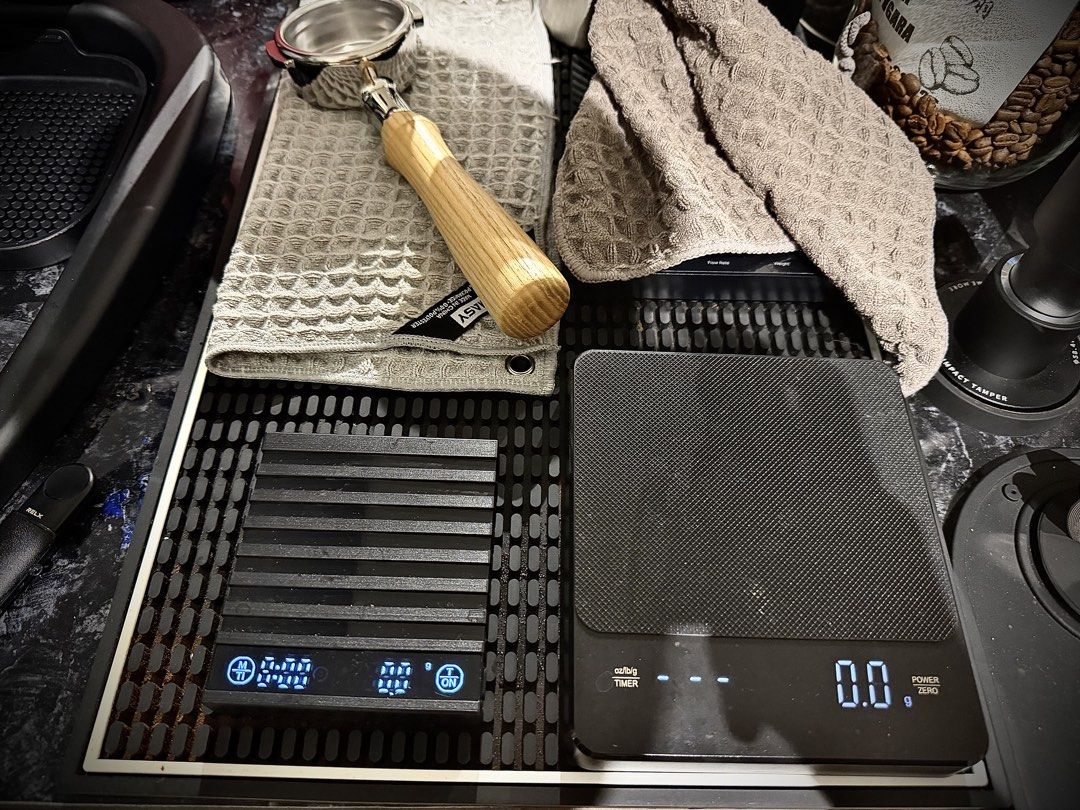 Scale with timer (Category: Coffee Machines & Makers) located in Kuala Lumpur. Submitted by bc2277 (Listing ID 1453761903, Image 1). Description: Coffee scale Left scale: (RM30) - scale with timer - mini size (easy to carry around) - suitable for espresso machines - accuracy: 0.1g - max 2kg Right scale: (rm30) - scale with timer - standard size - suitable for v60 / pour overs - accuracy: 0.1g - max 2kg Take both rm50.