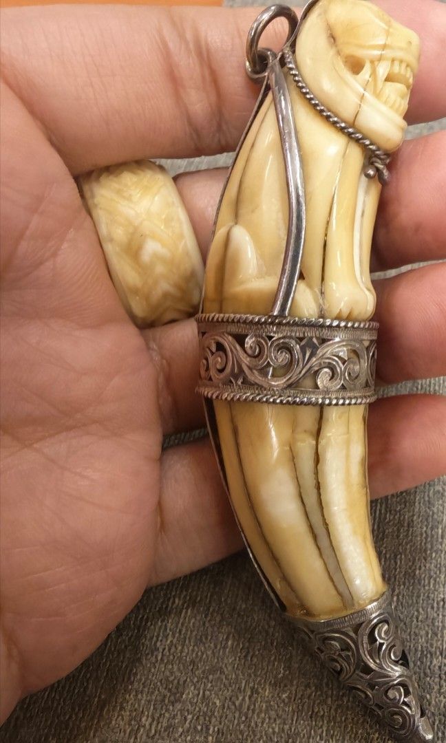 Silver casing (Category: Vintage Collectibles) located in Singapore. Submitted by tiger_nam_thai_amulet (Listing ID 1453630000, Image 2). Description: .