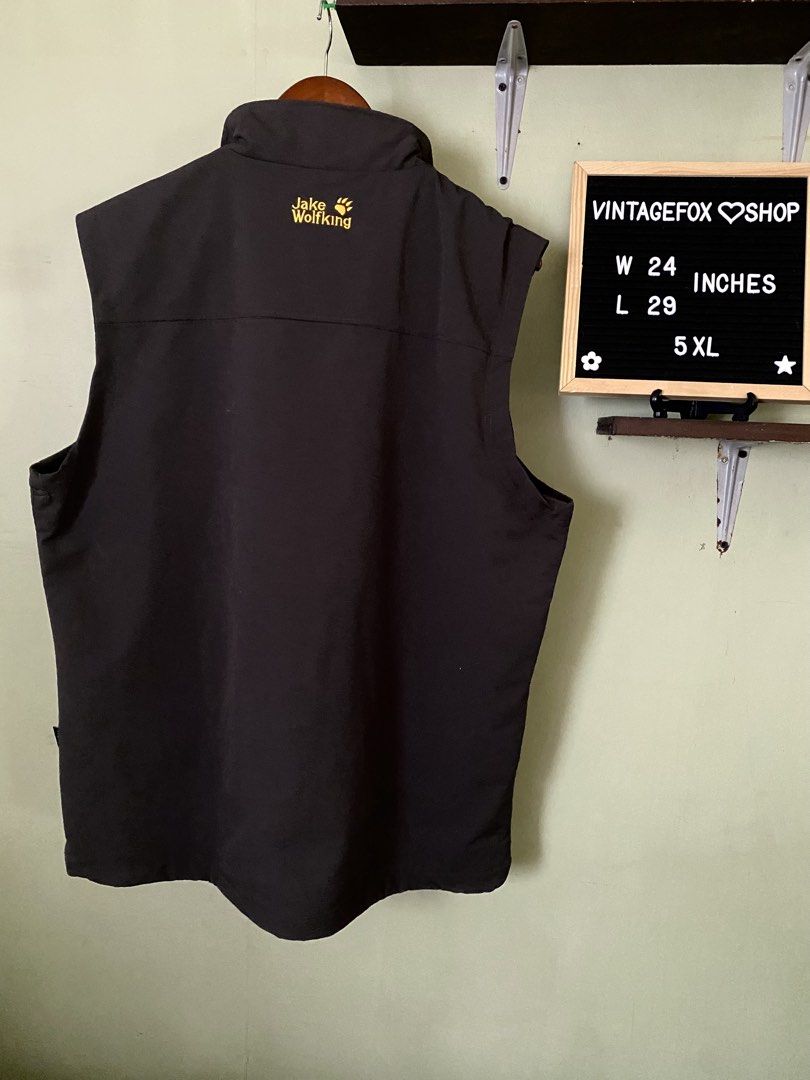 Sleeveless Vest Jacket outdoor hiking (Category: Vests) located in Baguio. Submitted by vintagefox (Listing ID 1452794521, Image 2). Description: - Grey Jake Wolfking vest para sa kakilala mong si Jake or if fan ka ni jake na warewolf 😊 -actual color is hard to capture on phone but looks like dark greenish gray - same color throughout sya, it’s just the lighting kaya parang lighter yung other areas -reflectorized chest pocket around the zip -adj