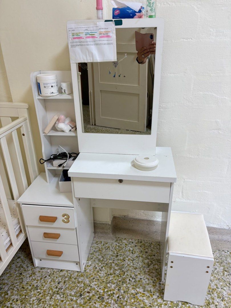 Small dressing table (Category: Tables & Sets) located in Singapore. Submitted by floraroach (Listing ID 1453637486, Image 1). Description: Clearing all drawers and shelves working..