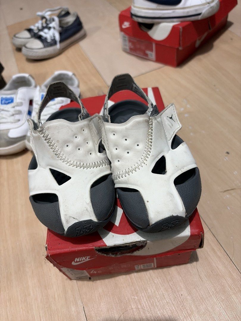 Sneakers bundle (Category: Babies & Kids Fashion) located in Pasay City. Submitted by sandybuggy (Listing ID 1453694860, Image 3). Description: Jordan flare- 4c -650 Sunray adjust -6c-500 Nike court negacy-6c -650 Onitsuka -k6- 650 Major Ducluttering Take all..