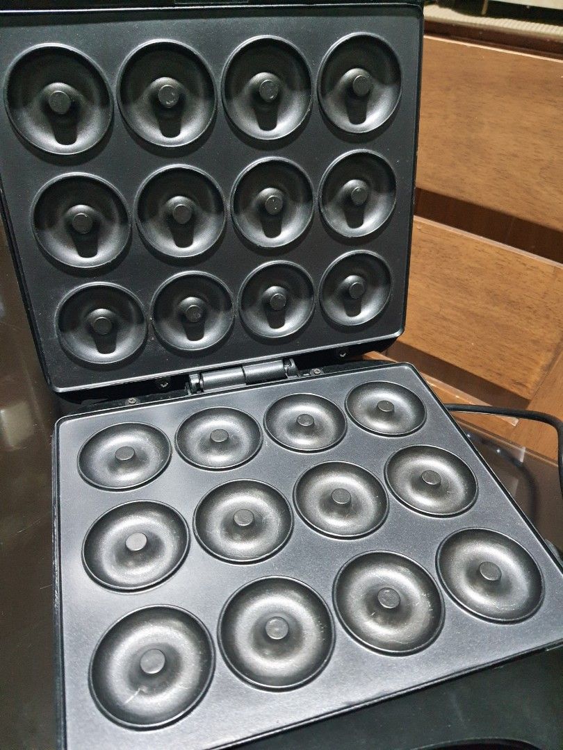Sokany Electric Donut Maker Machine (Category: Other Kitchen Appliances) located in Caloocan City. Submitted by bravemountain_ddc4bf (Listing ID 1453779757, Image 2). Description: - Makes 12 mini donuts at once. - Non-stick plates for effortless cleaning..