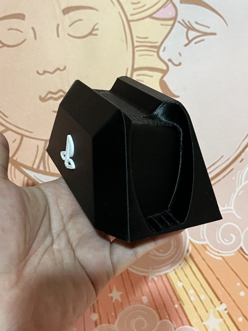 Stand Controller Dual Sense PS5 (Category: Controllers) located in Gapan. Submitted by lunashop14 (Listing ID 1453713528, Image 2). Description: - PS5 Dual Sense Controller Stand - Sleek black design - Features PlayStation logo - "El Guia Del Mando" branding - Sturdy and reliable.
