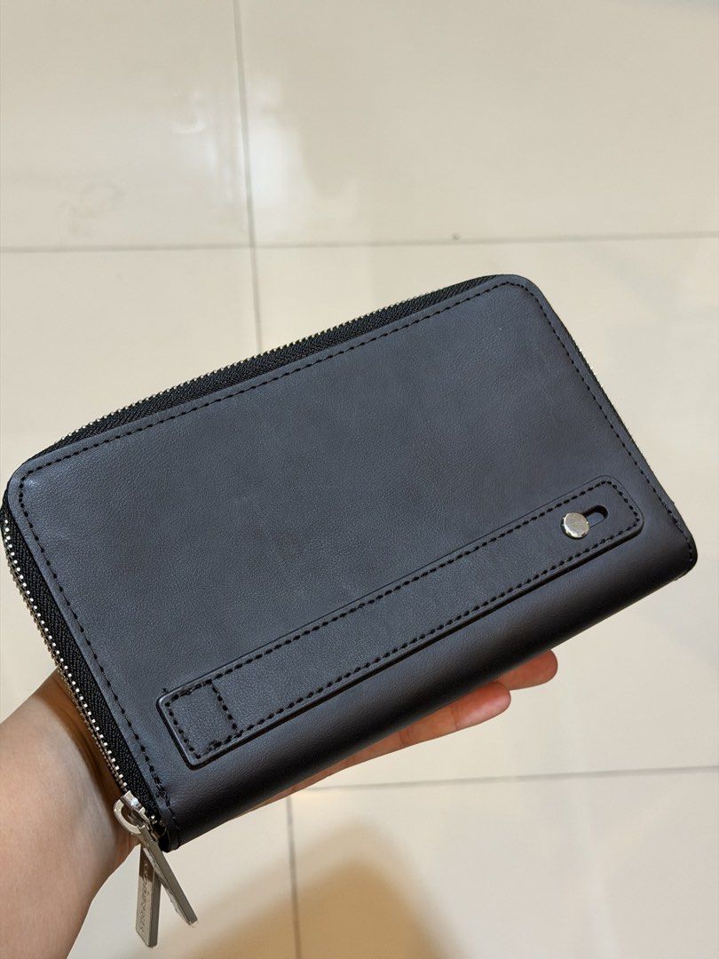 Starbucks Black Leather Zip Around Wallet (Category: Wallets & Card holders) located in Makati City. Submitted by saladstuff (Listing ID 1453692752, Image 3). Description: Decluttering my Starbucks Wallet from Starbucks Holiday Gifting.