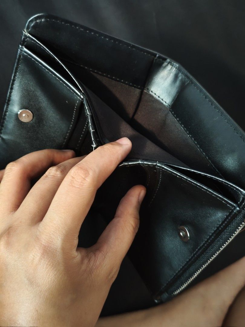 StraightForward DVL Black Bifold Wallet (Category: Wallets & Card holders) located in Antipolo. Submitted by gravitygravy (Listing ID 1453759555, Image 3). Description: - Black bifold wallet - very smooth texture, premium - Zip closure - Multiple card slots inside - Small coin pocket with snap button - Minor scuffs on corners (visible in last photo) - Still in good, functional condition -lp posted.