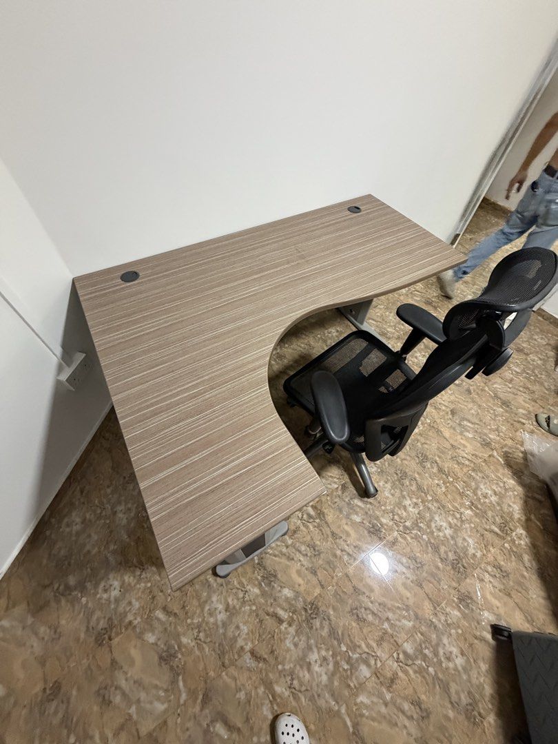 study table (Category: Other Kitchenware & Tableware) located in Singapore. Submitted by abby9825 (Listing ID 1453778497, Image 3). Description: Arrange self pick up! DM only if you’re interested .