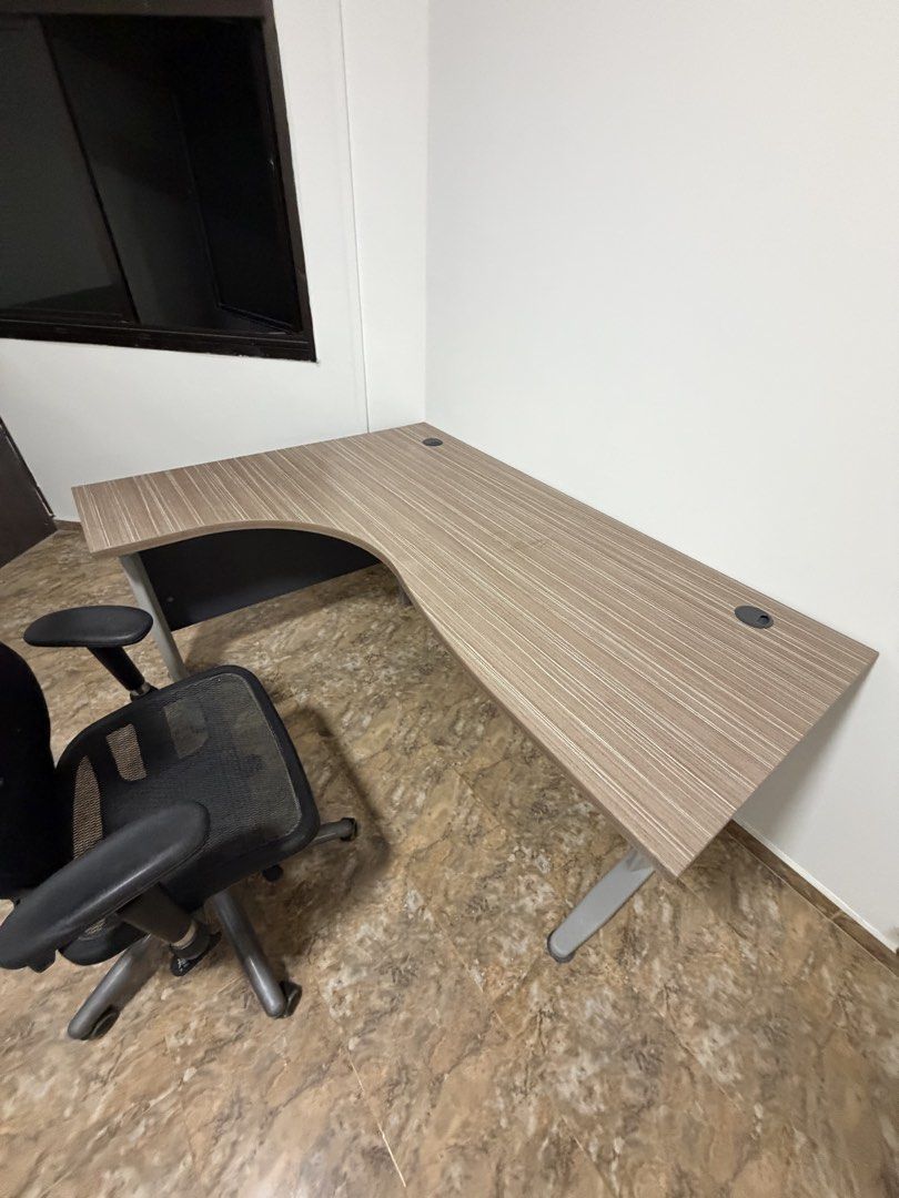 study table (Category: Other Kitchenware & Tableware) located in Singapore. Submitted by abby9825 (Listing ID 1453778497, Image 1). Description: Arrange self pick up! DM only if you’re interested .