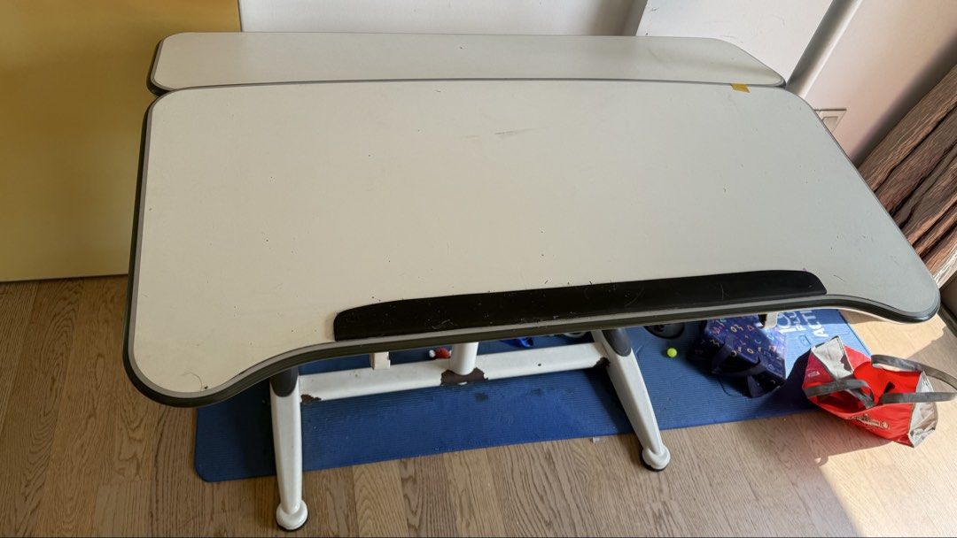 Studying Table (Category: Tables & Sets) located in Singapore. Submitted by happyeveryday8888 (Listing ID 1453663942, Image 1). Description: .