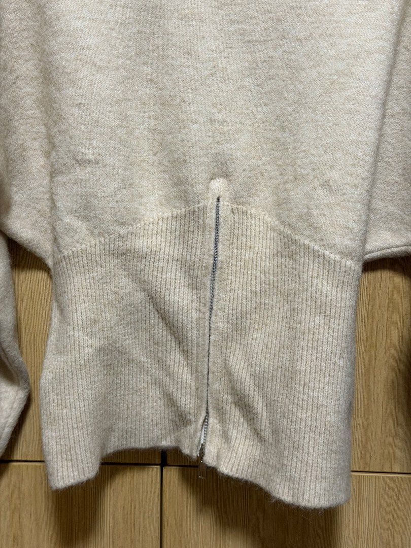 Sweater with Bottom Zipper (Category: Coats, Jackets and Outerwear) located in Mandaluyong City. Submitted by _jdeclutters (Listing ID 1453741188, Image 2). Description: .