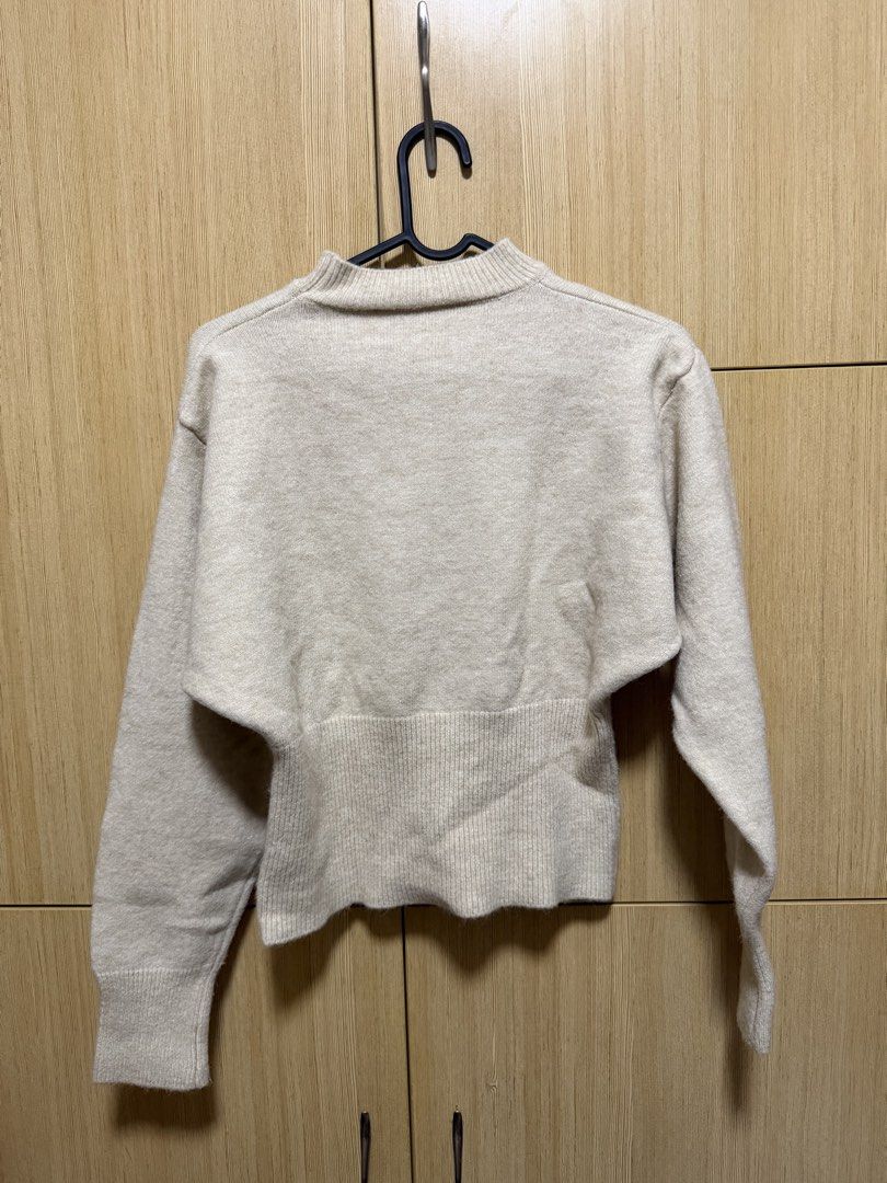 Sweater with Bottom Zipper (Category: Coats, Jackets and Outerwear) located in Mandaluyong City. Submitted by _jdeclutters (Listing ID 1453741188, Image 3). Description: .