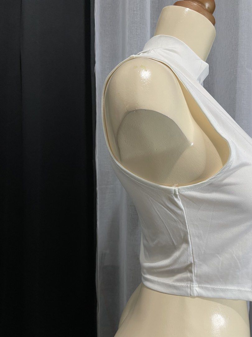 Terranova White Sleeveless Mock Neck Crop Top (Category: Sleeveless) located in Manila. Submitted by bbxckz (Listing ID 1453807652, Image 2). Description: - Brand: Terranova - Type: Sleeveless Crop Top - Neckline: Mock Neck - Material: Stretchy for comfort PS: never been used natambak lang dins need wash only..