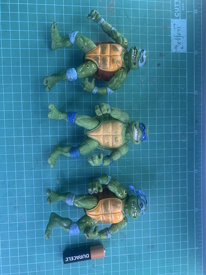 TMNT - Lot of 3 (Category: Action & Battle Toys) located in Carmona. Submitted by bihira (Listing ID 1453679068, Image 1). Description: TMNT - Lot of 3 - WYSIWYG - Mirage Studios 1992 Playmates markings - as is condition - played with, paint chips, scratches...