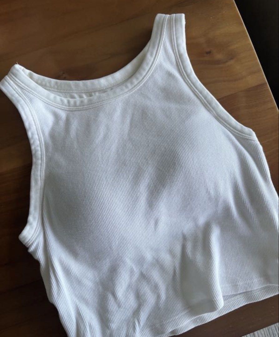 Uniqlo Bra Tops Bundle (Category: Sleeveless) located in Taguig. Submitted by nrox_ (Listing ID 1444332402, Image 2). Description: Selling as a bundle only .