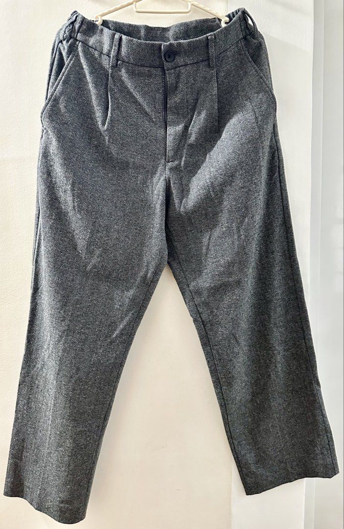 Uniqlo Men Grey Herringbone Pleated Pants (Category: Trousers) located in Makati City. Submitted by carlopaolo28 (Listing ID 1453734722, Image 1). Description: - Stylish grey trousers with a classic herringbone pattern. - Front pleats add a touch of sophistication. - Elasticated waistband at the back ensures a perfect fit. - Convenient side pockets. - Versatile for both casual and smart-casual outfits. Size: Small Waistline: 68-76 cm (with side g