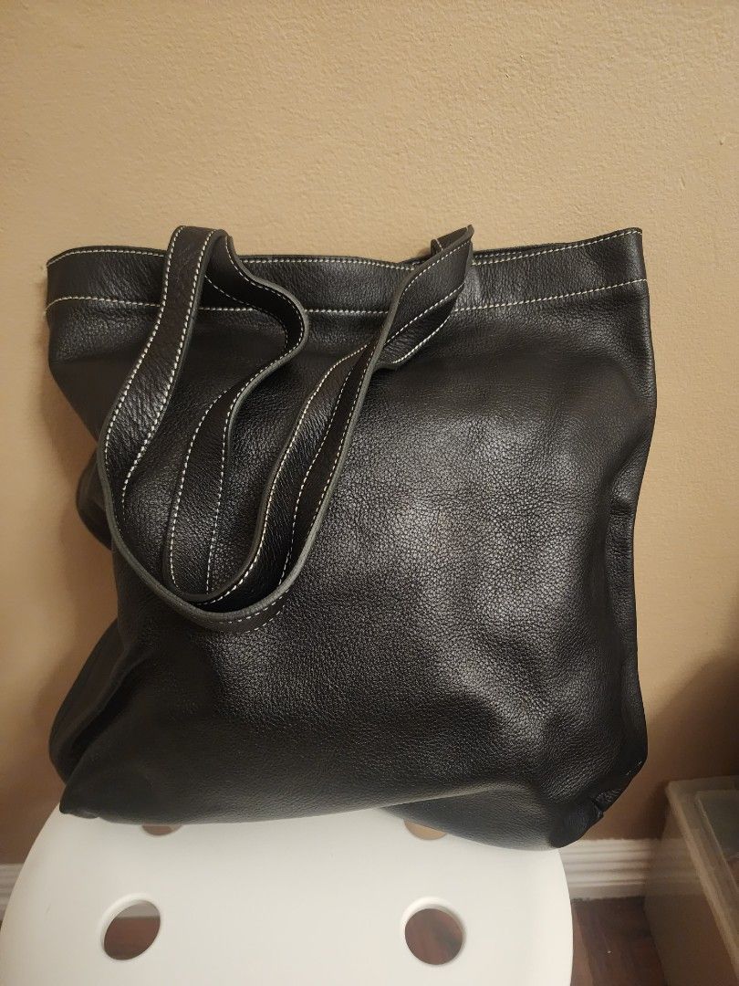 Vintage Roots Canada Heritage Shoulder Bag (Category: Shoulder Bags) located in Quezon City. Submitted by foxsquaredeals (Listing ID 1453663108, Image 2). Description: Authentic Vintage Roots Canada Heritage Shoulder Bag in Black Pebbled Leather Model / Style: Heritage Shoulder Bag Genuine Pebbled Leather (Black) Magnetic snap / open-top closure Dual leather shoulder straps Embossed circular Roots logo Contrast stitching details Silver-tone hardw