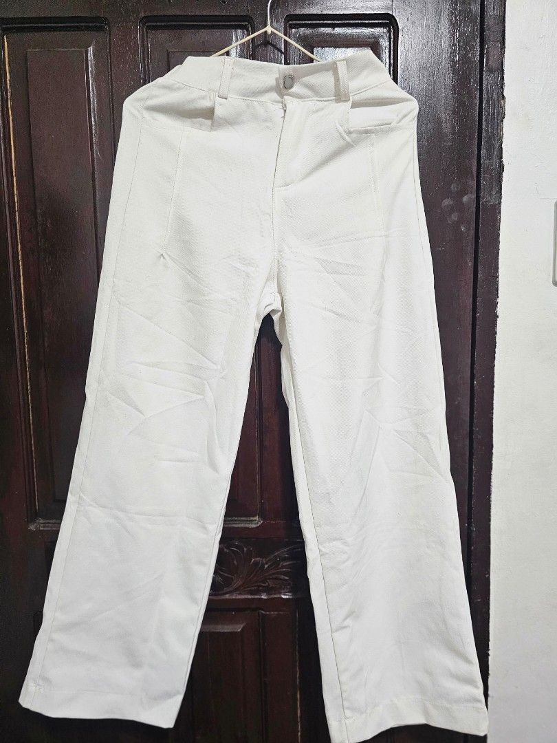 WHITE WIDE LEG PANTS (W27 L38) (Category: Jeans) located in General Trias. Submitted by relovedbyshika (Listing ID 1453775524, Image 2). Description: What You See Is What You Get! Open to reasonable offers. ✨ Once used from tiktok shop 350+ 📍TAFT/ CAVITE 🚚 LALAMOVE/🍊 CHECKOUT.