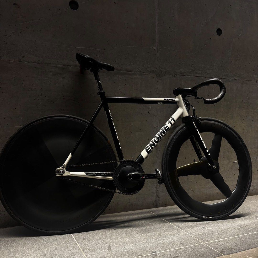 white sprinter (Category: Bicycles) located in Singapore. Submitted by user958562885 (Listing ID 1453783752, Image 1). Description: (Frame only!) -wtt/wts -condi 7/10 -size 54 -no dents or cracks CB price offer up.