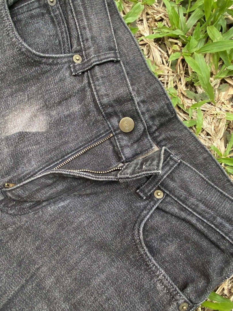 Wrangler Bootcut/Flared Jeans (Category: Jeans) located in Manila. Submitted by tiyofindz (Listing ID 1453766200, Image 2). Description: Wrangler Flared/Bootcut Jeans Off/Legit para safe Thigh 9inches HEM 9inches Knee 7inches Waist 14inches Length 40.5.