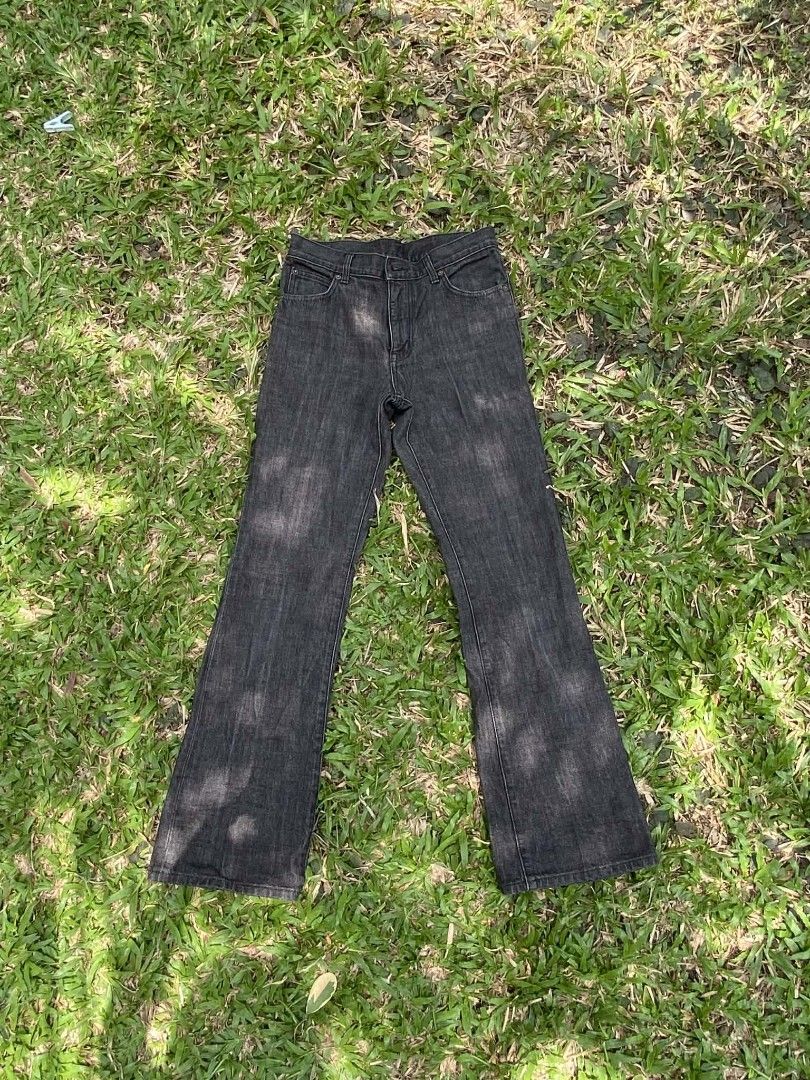 Wrangler Bootcut/Flared Jeans (Category: Jeans) located in Manila. Submitted by tiyofindz (Listing ID 1453766200, Image 1). Description: Wrangler Flared/Bootcut Jeans Off/Legit para safe Thigh 9inches HEM 9inches Knee 7inches Waist 14inches Length 40.5.