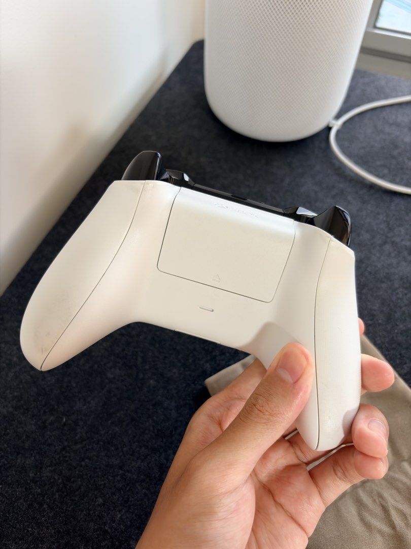 Xbox One Controller (Category: Controllers) located in Singapore. Submitted by raphtlw (Listing ID 1453740036, Image 2). Description: - White Xbox One Controller - Genuine Xbox product - Good working condition - Clean design - Compatible with Xbox One/S/X no box nego can micro USB charger.