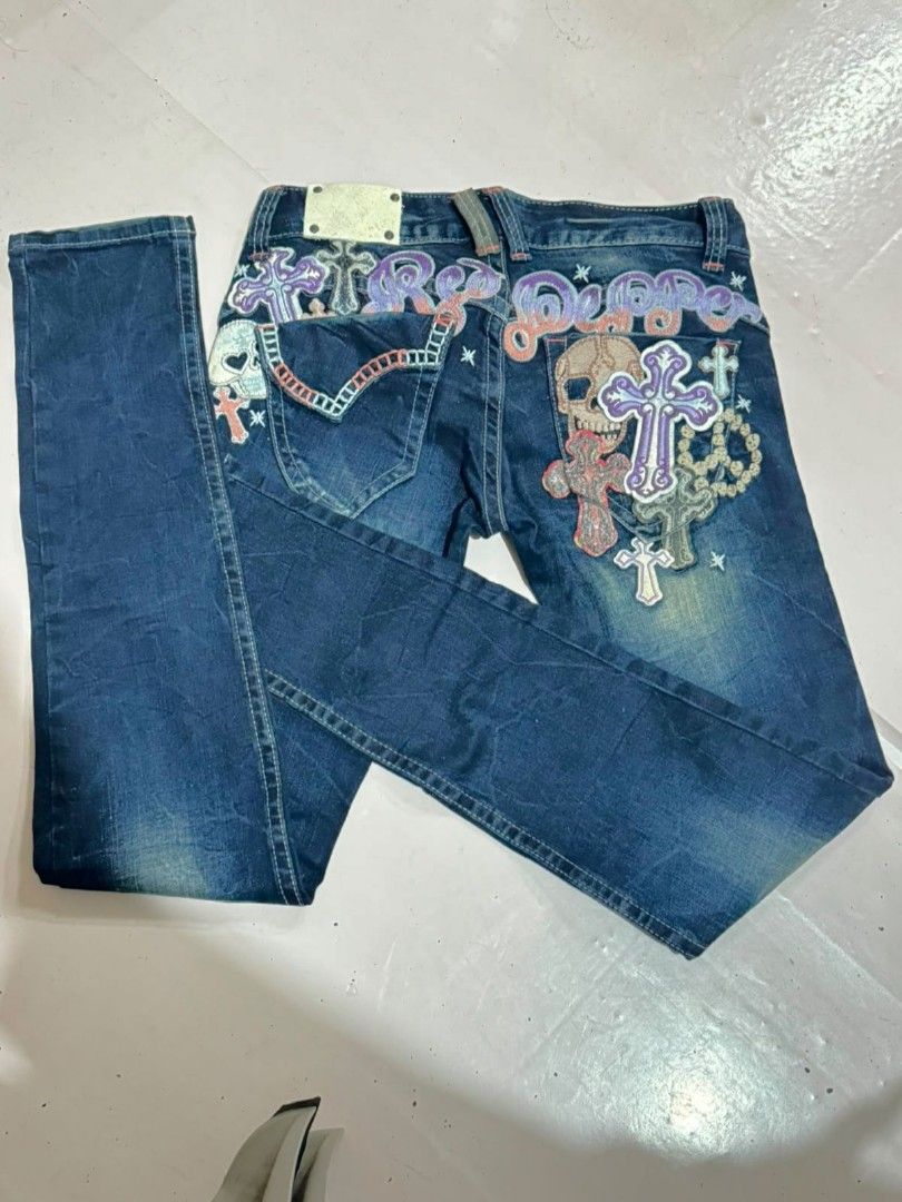 Y2K Low waist Red Pepper Jeans (Category: Jeans) located in Pasig City. Submitted by chaiselects (Listing ID 1453792914, Image 1). Description: Negotiable.