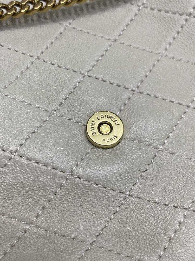 YSL (Category: Luxury Bags & Wallets) located in San Mateo. Submitted by kluxuryy (Listing ID 1453804319, Image 3). Description: OFFER YOUR PRICE NEGOTIABLE.