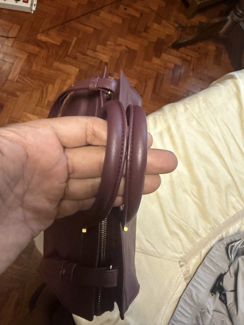 Yves Saint Laurent Cabas bag (Category: Luxury Bags & Wallets) located in Quezon City. Submitted by d8bhk9y4rs (Listing ID 1453635250, Image 3). Description: 2 way bag Recolored from red to Burgendy No flaws Authentic .