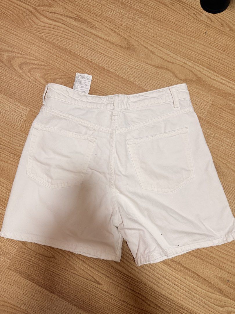 Zara White Denim Shorts (Category: Shorts) located in Las Pinas. Submitted by purjecollective (Listing ID 1453671397, Image 2). Description: - Zara White Denim Shorts - Size: EUR 40 / USA 8 / MEX 30 - Features: Cut-off hem detail, classic five-pocket styling - Closure: Zip fly with button - Origin: Made in Bangladesh.