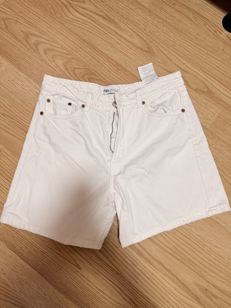 Zara White Denim Shorts (Category: Shorts) located in Las Pinas. Submitted by purjecollective (Listing ID 1453671397, Image 1). Description: - Zara White Denim Shorts - Size: EUR 40 / USA 8 / MEX 30 - Features: Cut-off hem detail, classic five-pocket styling - Closure: Zip fly with button - Origin: Made in Bangladesh.