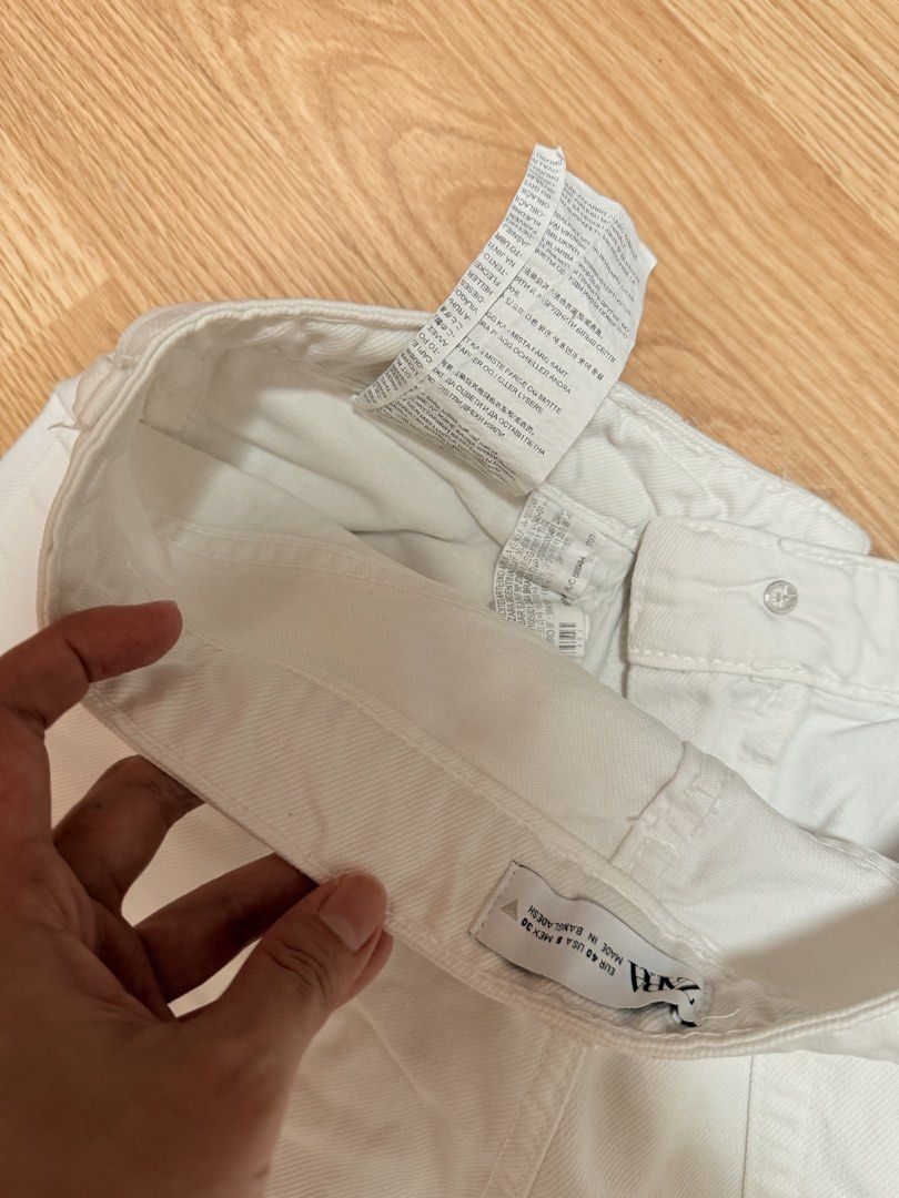 Zara White Denim Shorts (Category: Shorts) located in Las Pinas. Submitted by purjecollective (Listing ID 1453671397, Image 3). Description: - Zara White Denim Shorts - Size: EUR 40 / USA 8 / MEX 30 - Features: Cut-off hem detail, classic five-pocket styling - Closure: Zip fly with button - Origin: Made in Bangladesh.