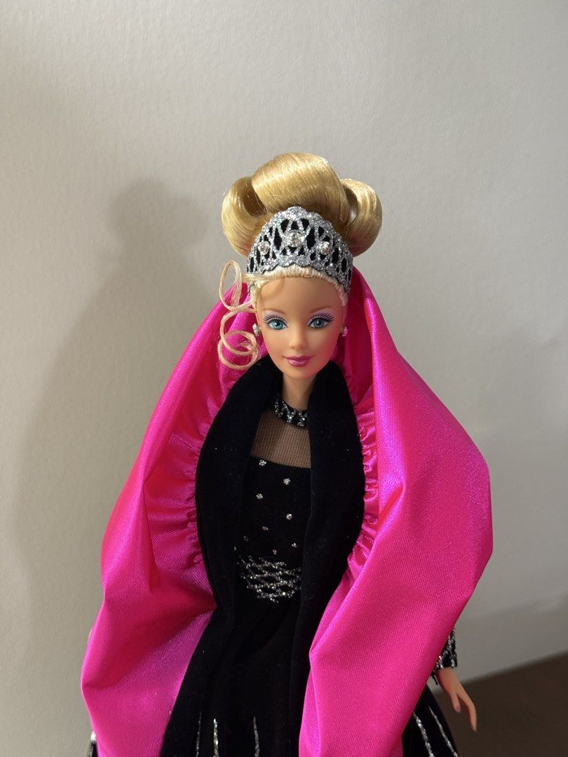 1998 Happy holidays barbie (Category: Vintage Collectibles) located in Pasig City. Submitted by din_a (Listing ID 1453879656, Image 1). Description: Please don’t send ‘Is this available?’ if you don’t plan on replying after we confirm. Respect seller’s time. 1998 Happy holidays barbie, complete 2,000.