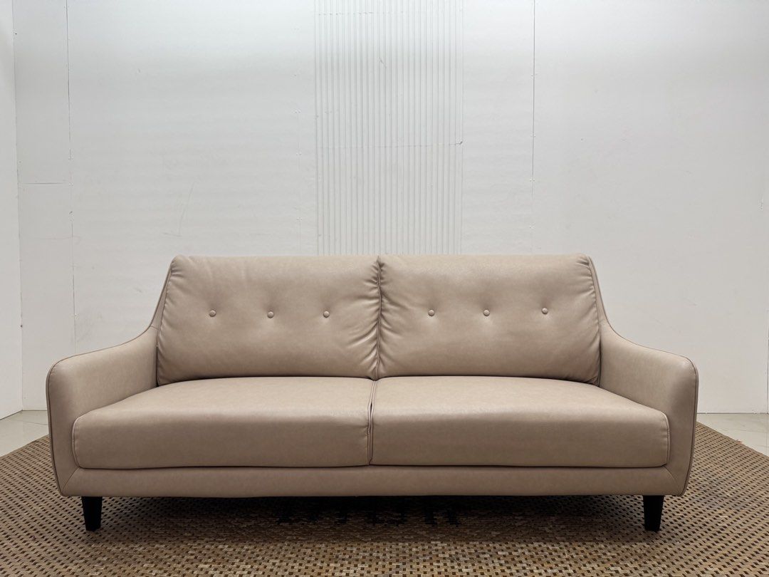 4 seater leather sofa (Category: Sofas) located in Quezon City. Submitted by matetdevis13 (Listing ID 1453846768, Image 1). Description: 3-4 Seater Leather Couch Sofa Price: 15,900 L67 x W27.5 x H30.5/15 In good condition Code JMD52-MJ378.