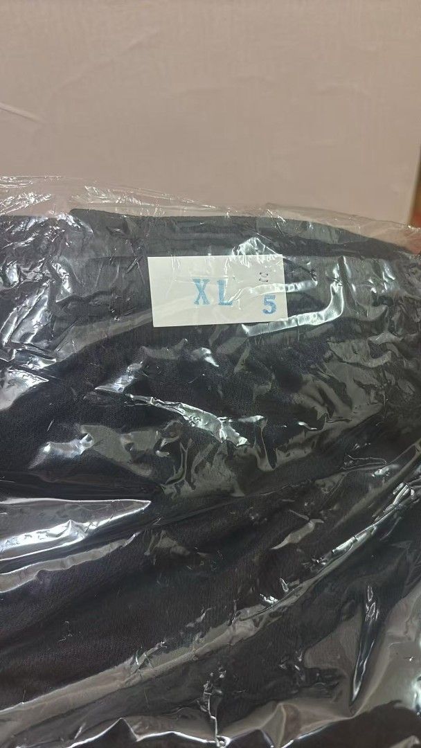 校服 （分類：T-shirt、恤衫、有領衫）位於 Hong Kong。 由 keendolphin.3104f2 提交（商品編號 1453959525，圖片 3）。簡介： 蔡功譜中學夏季全新校服，運動服及外套。。