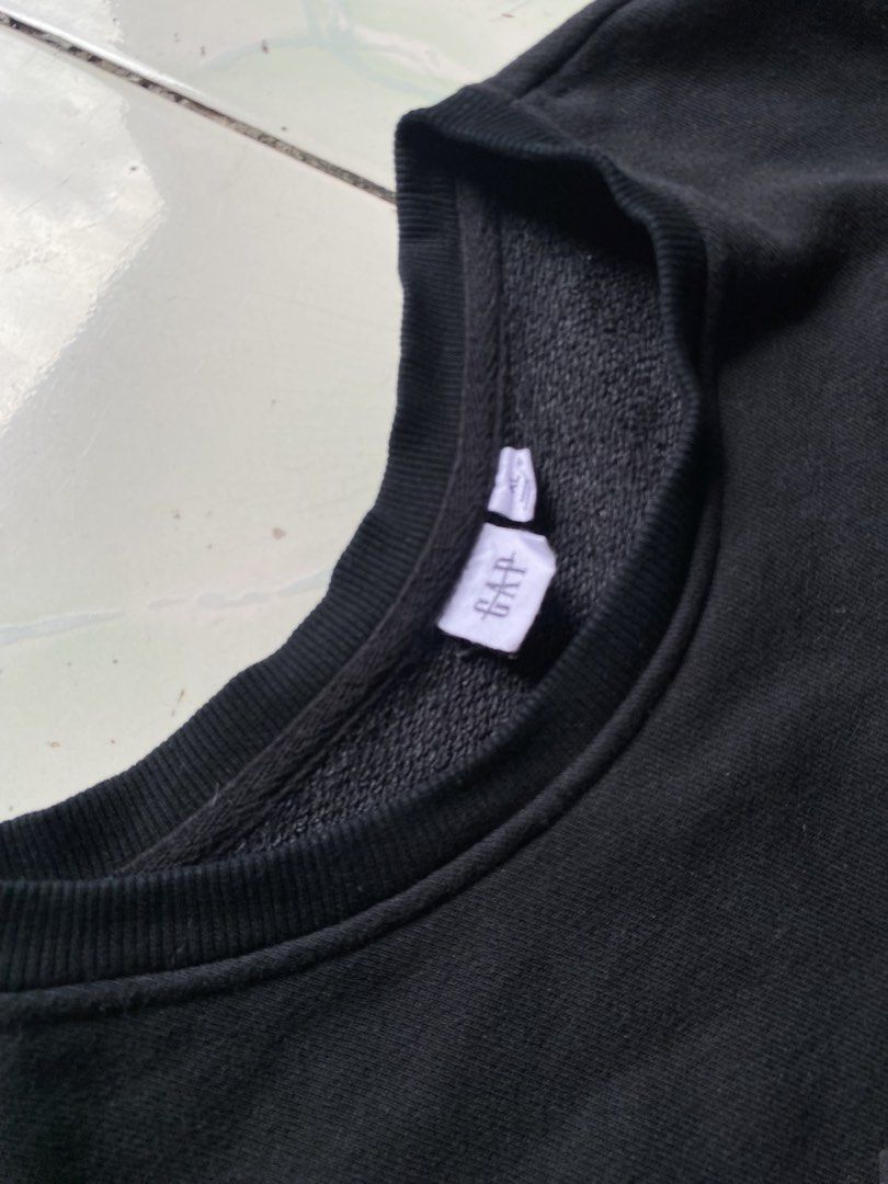 🏷️ GAP Black Crewneck Sweatshirt (Category: Coats, Jackets and Outerwear) located in Majayjay. Submitted by puredriponly (Listing ID 1453816020, Image 2). Description: 🎨 Color: Black (Black-on-Black GAP Logo) ✅ Original GAP ✅ Long Sleeve Crewneck ✅ Minimalist Design ✅ Good Condition / No Major Issue DM SA SIZE .