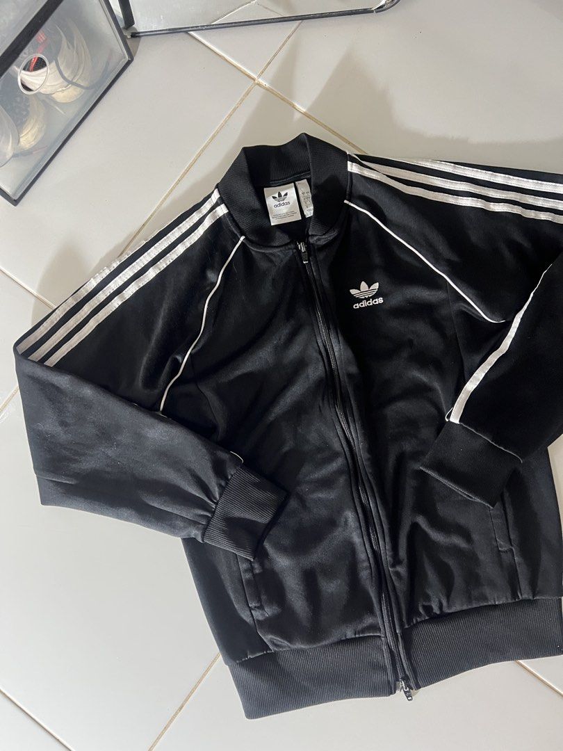 ADIDAS JACKET BLACK🧥🖤 (Category: Coats, Jackets and Outerwear) located in Manila. Submitted by metromnlwear (Listing ID 1453892429, Image 3). Description: ADIDAS JACKET BLACK🧥🖤 Dimes L:26” W:21” Size:M Good condition Color rate:9.8/10 Minimal lints ₱850.