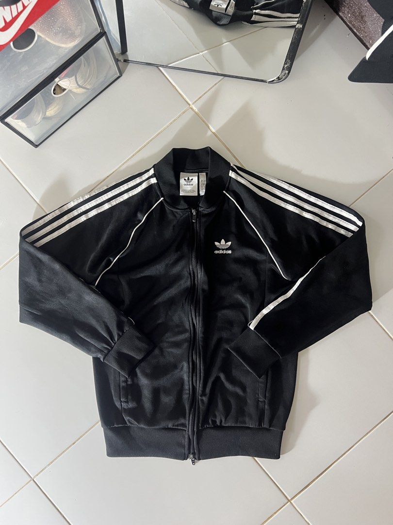ADIDAS JACKET BLACK🧥🖤 (Category: Coats, Jackets and Outerwear) located in Manila. Submitted by metromnlwear (Listing ID 1453892429, Image 1). Description: ADIDAS JACKET BLACK🧥🖤 Dimes L:26” W:21” Size:M Good condition Color rate:9.8/10 Minimal lints ₱850.